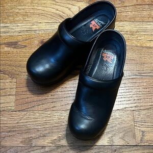 Women’s Dansko XP Black Leather Slip-On Clogs Size 37EU 6.5-7US